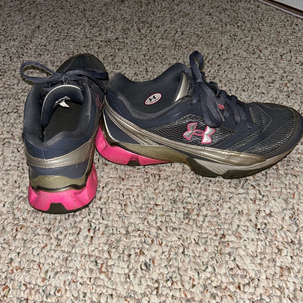Under Armour Tennis Shoes. Size 5